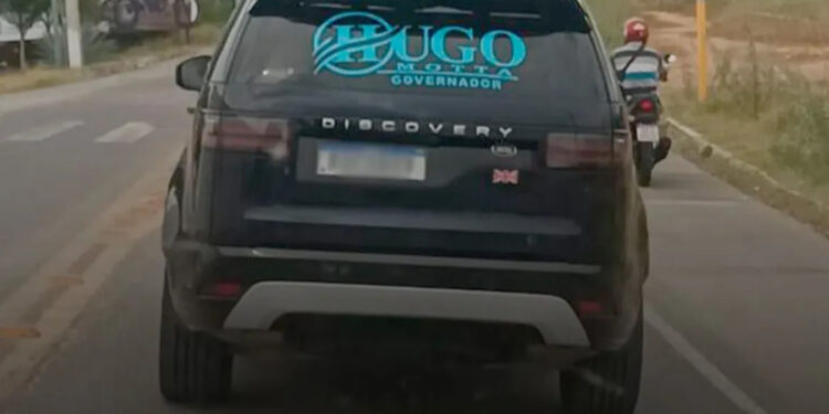 Hugo Motta governador? Adesivo em carro reforça especulações sobre candidatura ao Governo em 2026
