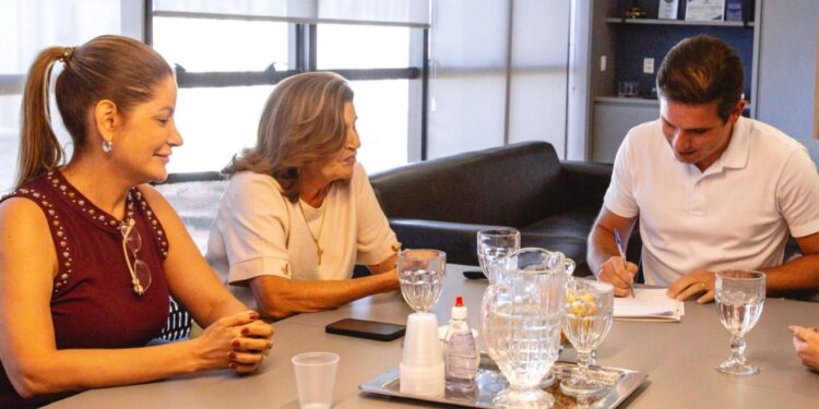 Danielle do Vale se reúne com Hugo Motta e Eunice Pessoa na sede do Republicanos, em João Pessoa
