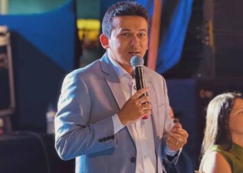 Durante abertura do São João de Santa Rita, Jackson Alvino anuncia pagamento da primeira parcela do 13º salário dos servidores