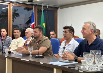 Aguinaldo fecha com prefeito de Alagoa Grande após rompimento com ex-gestor