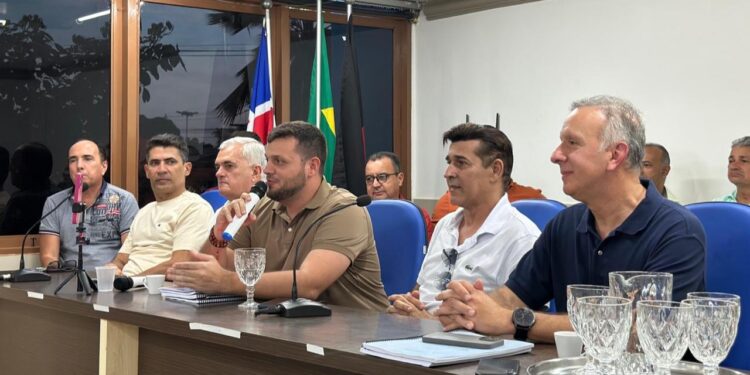 Aguinaldo fecha com prefeito de Alagoa Grande após rompimento com ex-gestor