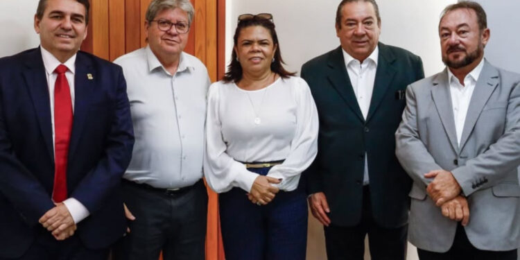 João despacha com mais de 20 prefeitos na Granja Santana e clima de pré-campanha toma conta dos bastidores