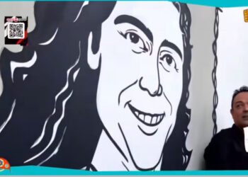 Presidente da AMDE, Emerson Cabral homenageia Veneziano com Xilogravura na Vila do Artesão em CG