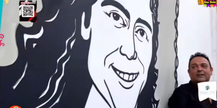 Presidente da AMDE, Emerson Cabral homenageia Veneziano com Xilogravura na Vila do Artesão em CG