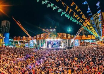 Prefeito paraibano leva tapa no rosto da namorada em pleno Parque do Povo