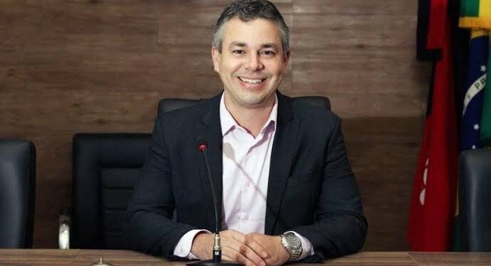 Nova crise em Cabedelo: André Coutinho suspende pagamento do 13º dos professores em meio a São João milionário