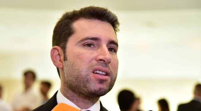 Michel Henrique apresenta projeto que garante vagas de estacionamento exclusivas para gestantes e pais com crianças de colo na Paraíba