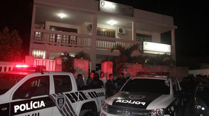 Vereador de oposição em Mamanguape é flagrado em confusão na rua com a família e caso para na delegacia