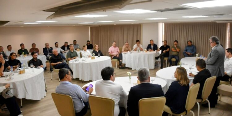 Reunião de João Azevêdo com base aliada tem ‘retorno’ de deputados afastados e Galdino reafirmando pré-candidatura