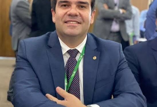 Eduardo Carneiro defende projeto que estabelece diretrizes para uso responsável da Inteligência Artificial, na Paraíba