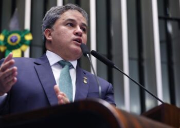 Parecer de Efraim evita votação de projeto que afrouxa regras fiscais e recebe elogios em plenário: ‘Sem atalhos para irresponsabilidade’