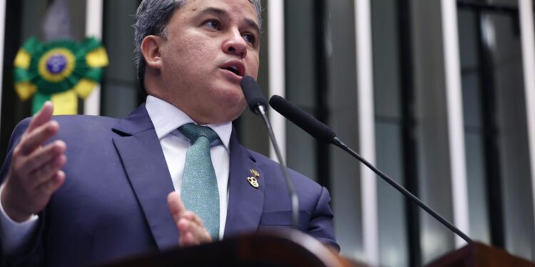 Parecer de Efraim evita votação de projeto que afrouxa regras fiscais e recebe elogios em plenário: ‘Sem atalhos para irresponsabilidade’