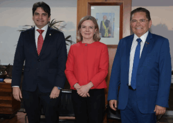 Galdino vai à mesa com Gleisi Hoffmann e garante palanque para Lula na Paraíba