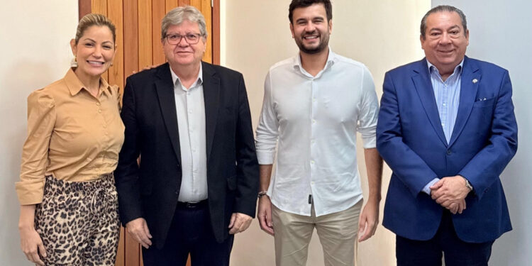 Após reunião com João Azevedo, Joaquim anuncia recapeamento asfáltico do centro de Mamanguape