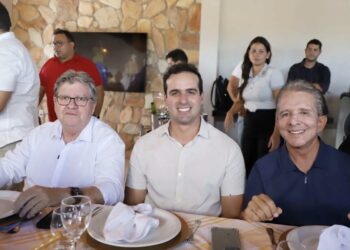 Chapa formada? Após confirmar candidatura ao Senado, João vai à mesa com Lucas e Nabor