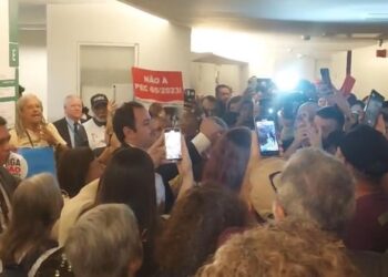 Sindicalistas tentam invadir gabinete de Hugo Motta durante protesto contra a reforma administrativa