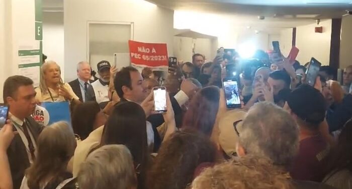 Sindicalistas tentam invadir gabinete de Hugo Motta durante protesto contra a reforma administrativa