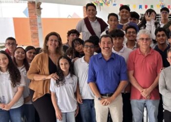 Pode isso, Arnaldo? Ricardo Coutinho faz ‘pré-campanha’ em escola estadual com alunos em aula