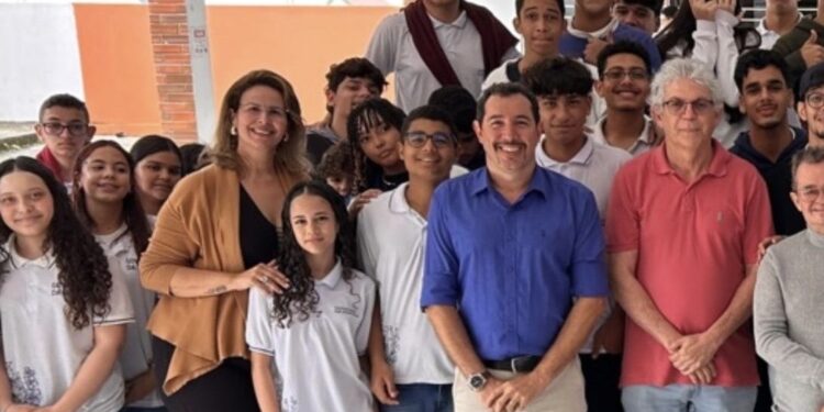 Pode isso, Arnaldo? Ricardo Coutinho faz ‘pré-campanha’ em escola estadual com alunos em aula