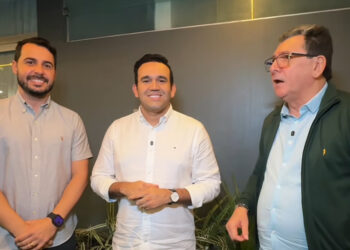 Jhony bota ‘bloco de federal’ na rua e fecha dobradinha com Chico Mendes em CG