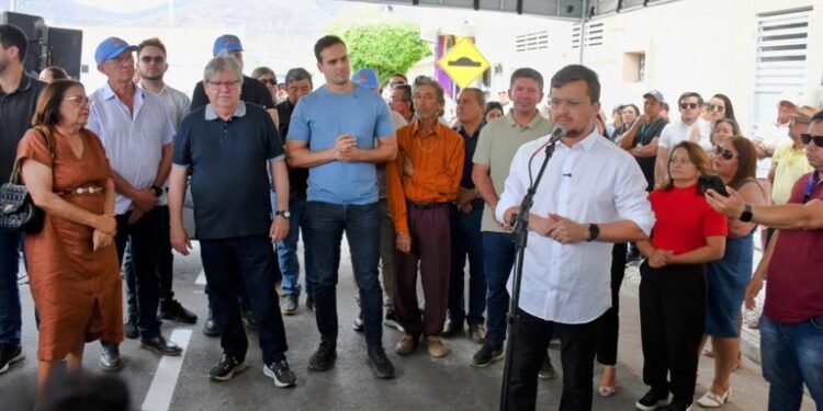 Ao lado de Gilbertinho, João Azevêdo inaugura escola, ginásio e entrega obras de mobilidade urbana em Lagoa