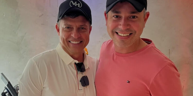 Após juiz autorizar contato, Victor Hugo e André Coutinho reaparecem juntos, mas deletam foto minutos depois