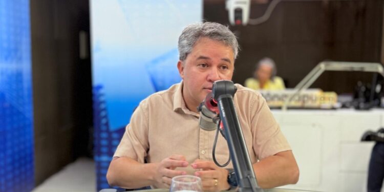 Flertando com o PL, Efraim critica ação da PF contra Bolsonaro e fala em “dois pesos e duas medidas”