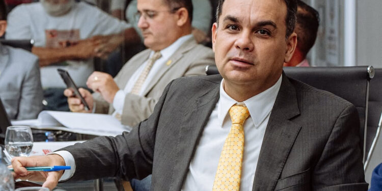 Traição, reviravoltas e desconfiança: vereador de Santa Rita consegue se ‘queimar’ na oposição e situação