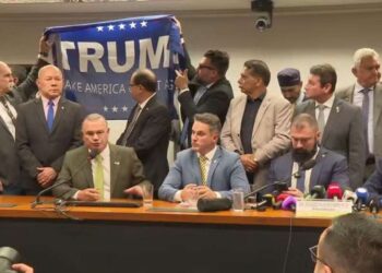 Bolsonaristas protestam com bandeira de Trump após Hugo proibir reuniões na Câmara