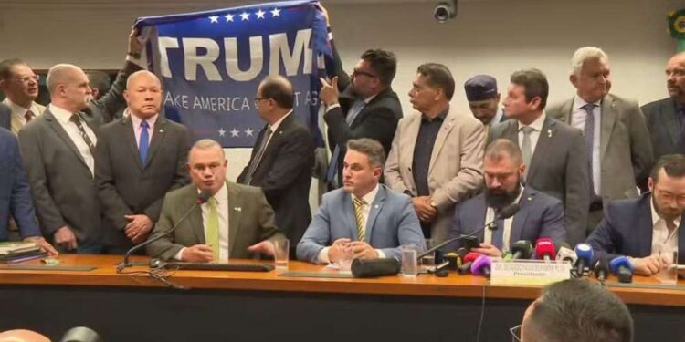 Bolsonaristas protestam com bandeira de Trump após Hugo proibir reuniões na Câmara