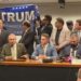 Bolsonaristas protestam com bandeira de Trump após Hugo proibir reuniões na Câmara