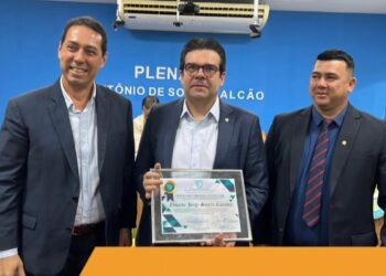 Eduardo Carneiro garante retroescavadeira para Lucena em parceria com Léo Bandeira e Keninho