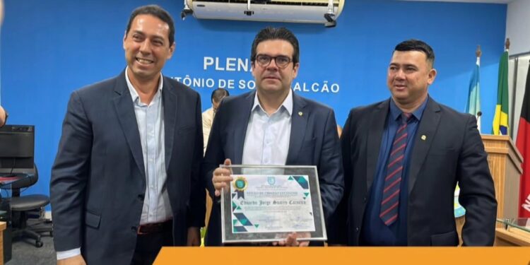 Eduardo Carneiro garante retroescavadeira para Lucena em parceria com Léo Bandeira e Keninho