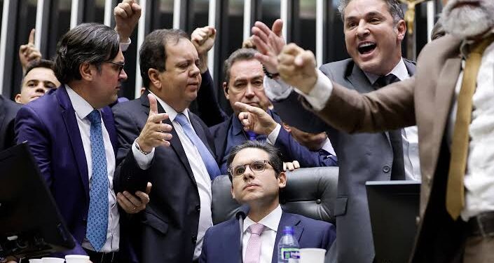 Motta nega acordo com a oposição para votar projetos pedidos em troca da desocupação da Câmara