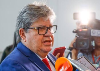 João Azevêdo antecipa prazo para saída de auxiliares que disputarão eleições de 2026; veja data