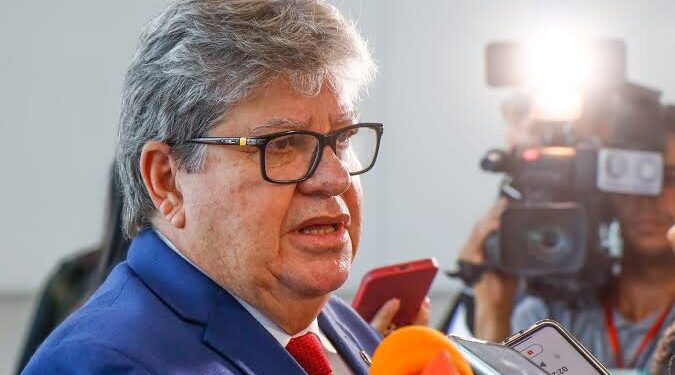 João Azevêdo antecipa prazo para saída de auxiliares que disputarão eleições de 2026; veja data