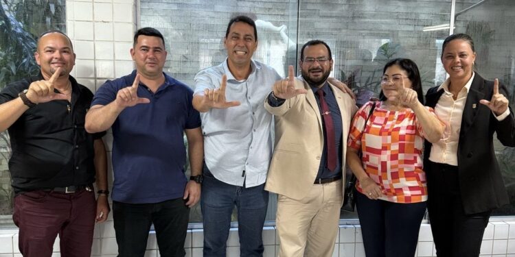 Presidente da Câmara de Lucena deixa oposição e retorna à base de Léo