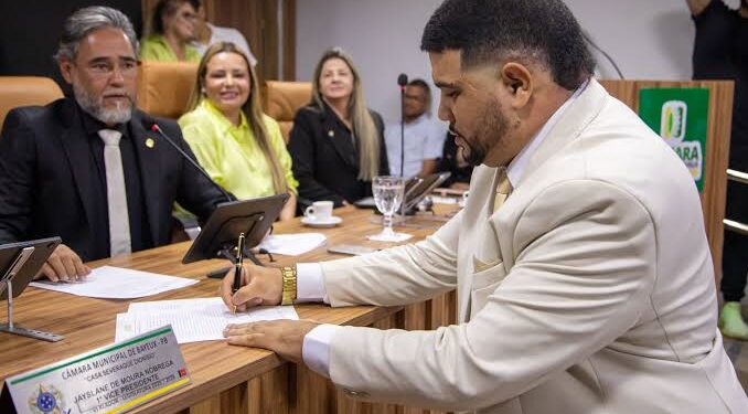 Confusão na Câmara de Bayeux: vereadora retoma mandato uma semana após suplente assumir cadeira