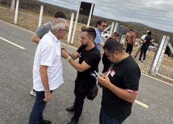 Após reunir base em João Pessoa, Cícero segue para São Bento ao lado de ex-prefeito para abertura da Expotêxtil