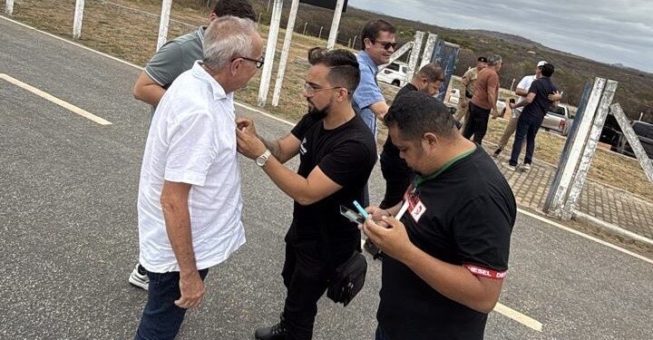 Após reunir base em João Pessoa, Cícero segue para São Bento ao lado de ex-prefeito para abertura da Expotêxtil
