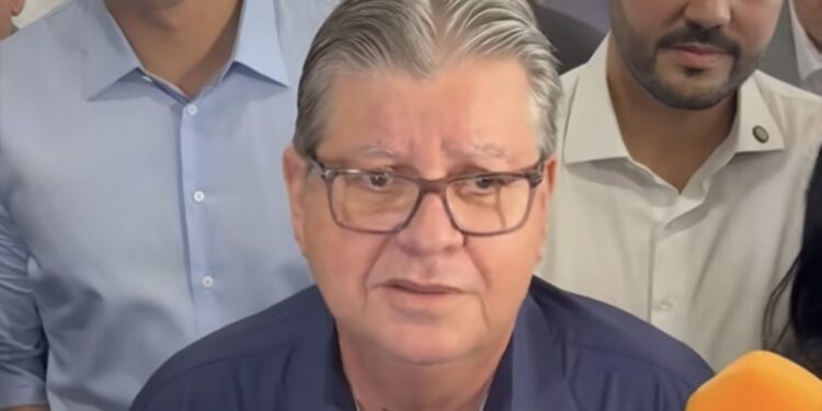 João acha inviável apoio de Cícero no palanque da oposição e admite cobrar lealdade de Léo Bezerra