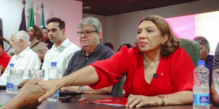 Com presença de João e Lucas, Cida Ramos tome posse como presidente do PT-PB