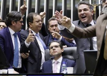 Hugo Motta confirma a líderes partidários que vai pautar anistia “light”