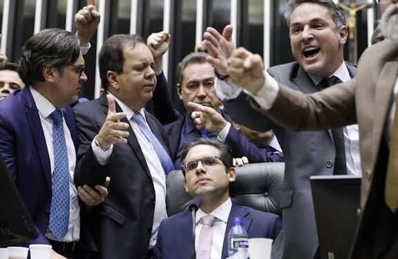 Hugo Motta confirma a líderes partidários que vai pautar anistia “light”