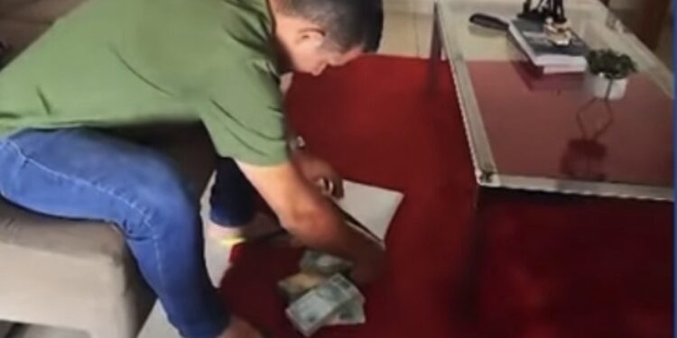 Escândalo em Caaporã: prefeito é flagrado recebendo envelope com R$400 mil em dinheiro antes da campanha