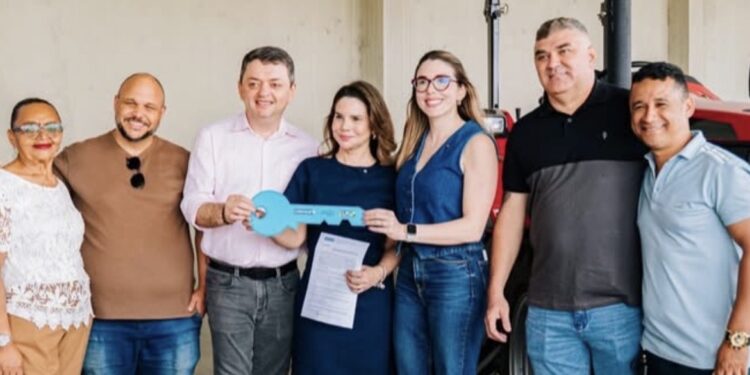 Com emendas de Hugo Motta, Codevasf entrega tratores aos municípios de Conde e Mato Grosso