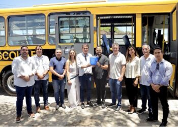André Coutinho amplia acesso ao transporte escolar e entrega mais um ônibus aos alunos do município de Cabedelo
