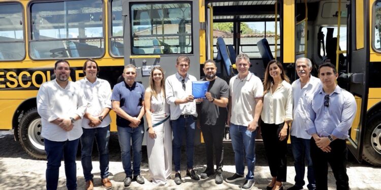 André Coutinho amplia acesso ao transporte escolar e entrega mais um ônibus aos alunos do município de Cabedelo