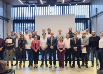 Eduardo Carneiro participa de reunião plenária do Farol do Desenvolvimento e entrega certificados a líderes homenageados