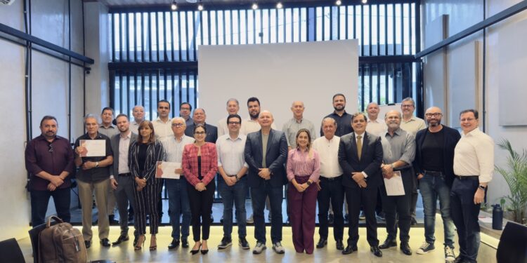 Eduardo Carneiro participa de reunião plenária do Farol do Desenvolvimento e entrega certificados a líderes homenageados